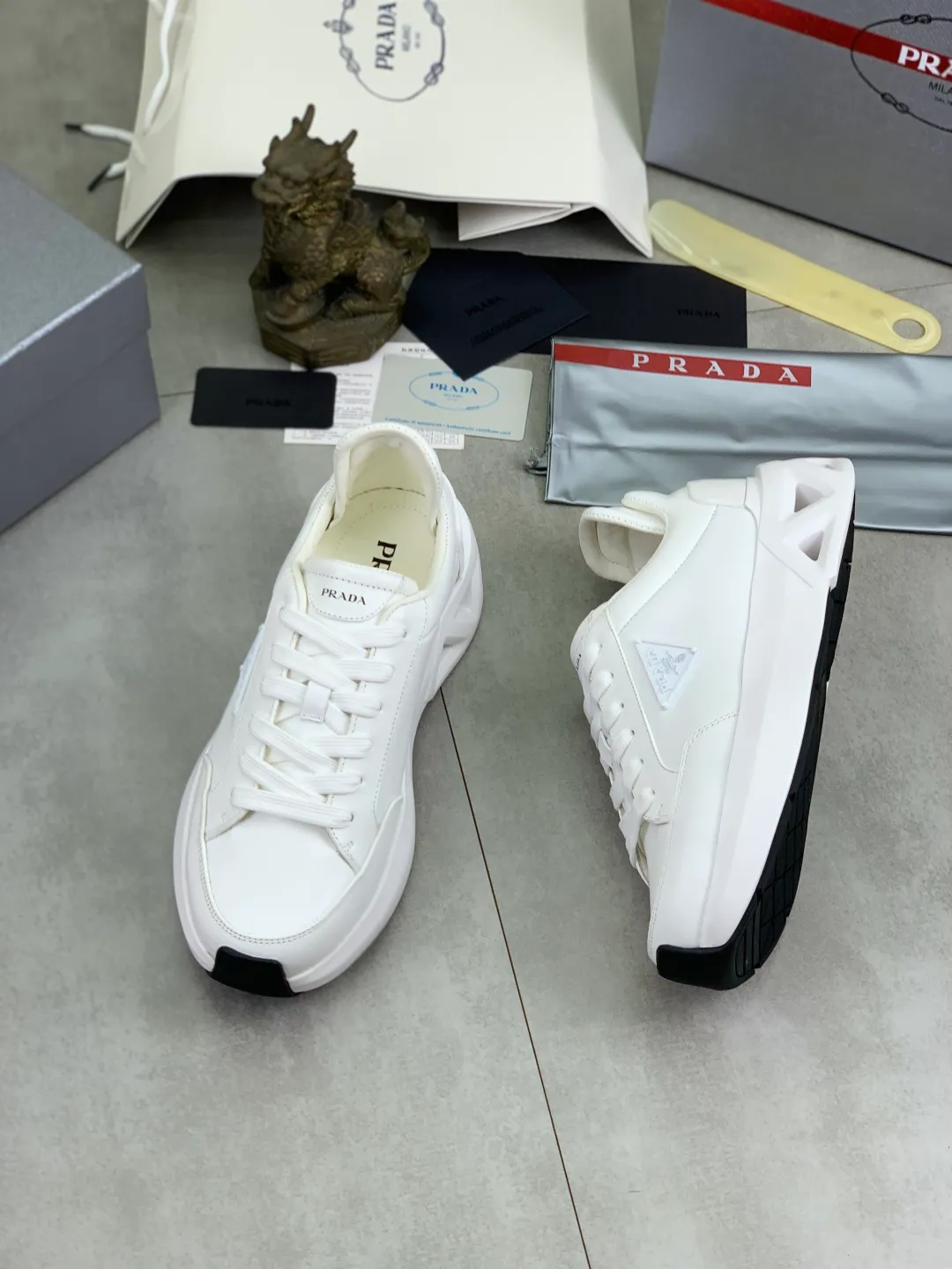 Men's men's shoes 💰P640💰 [New style] popular models are on the official website, 🆘 The trendy brand (Prada) mainly promotes popular models, avant-garde and versatile fashionable men's shoes private version mold opening, cowhide surface splicing 1:1.. Fashionable and simple, original imported cowhide lining cowhide feet; the atmosphere and personality are more fashionable, eye-catching and pursuing class. It will subvert old ideas and be a must-have for fashionistas with you! Must keep it! Tall and comfortable, large and low, high-end quality workmanship. Size: 38-45 Black and white available.